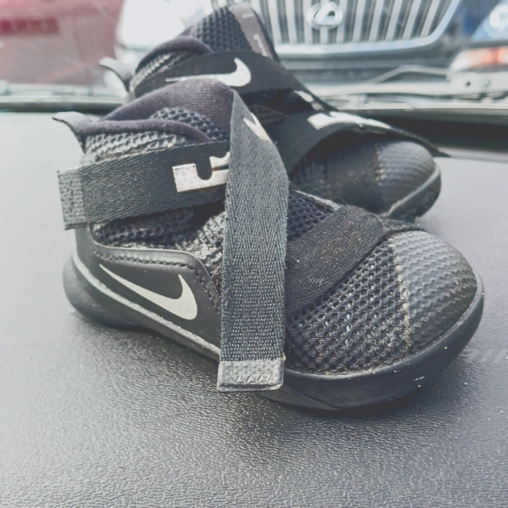 Nike LeBron James size 4c